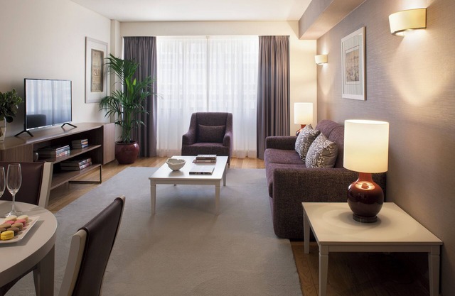 Pet-Friendly Unit at Altis Suites –Close to Lisbon Botanical Garden, Kitchenette