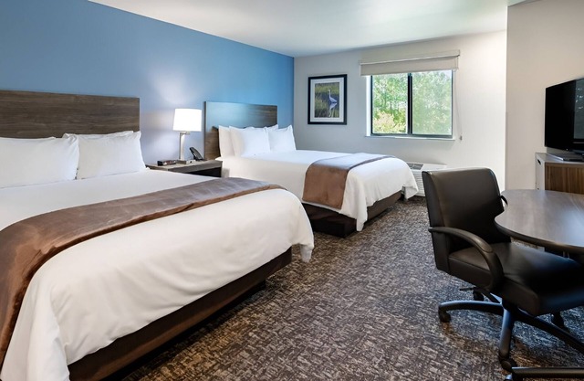 Pet-Friendly Room with Full Kitchen Near Local Shopping and Dining Attractions