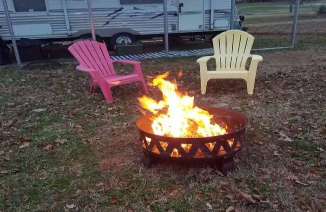¡Los fanáticos de Clemson vienen a "Glamp" en la mini granja!