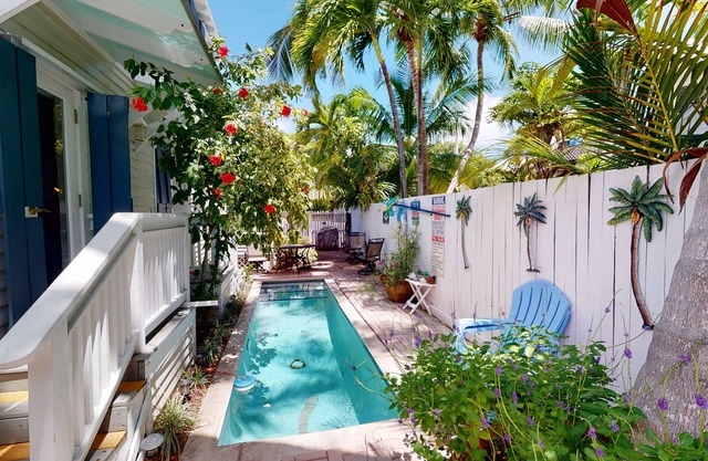 Petite Pearl! Spacious 1 Bedroom, 1 Bath Pool Condo- RealKeyWest