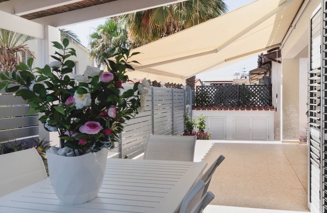 Phaedrus Living Luxury Botanic Residence