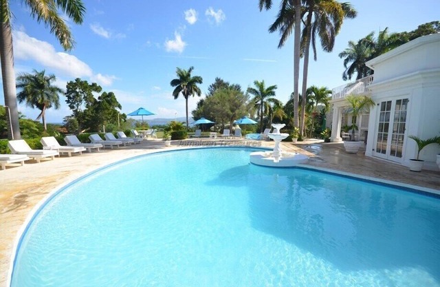 ¡PISCINA PRIVADA! ¡COCINERO! ¡BALONCESTO! ¡PISTA DE TENIS! ¡FAMILIA AMIGABLE!