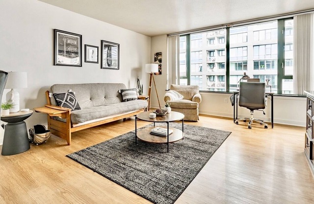 Pike Place Market Cozy Condo in Downtown Seattle! Free Parking!