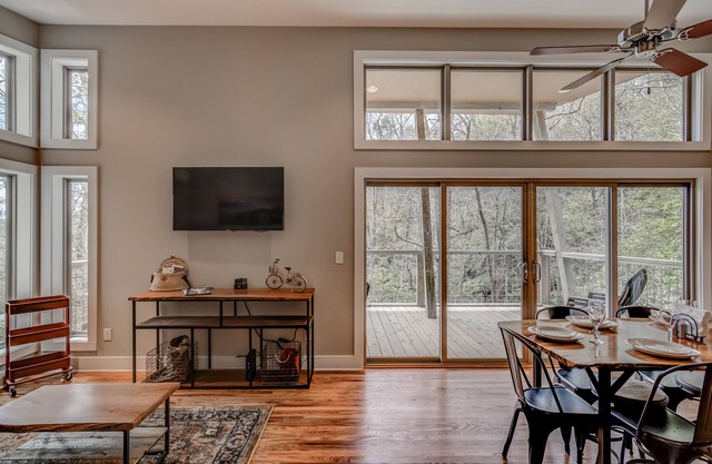 PILOT COVE 2 BR Cabin - ¡Lujo moderno con naturaleza!