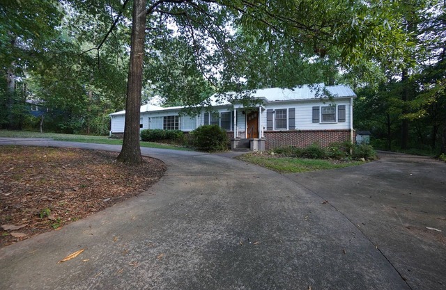 Pine Haven – Spacious Family Stay | Crib, Pet-Friendly, Slee