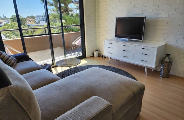 Pine View Apartment sleeps 4-6 in Mosman Park near river beach Freo trains