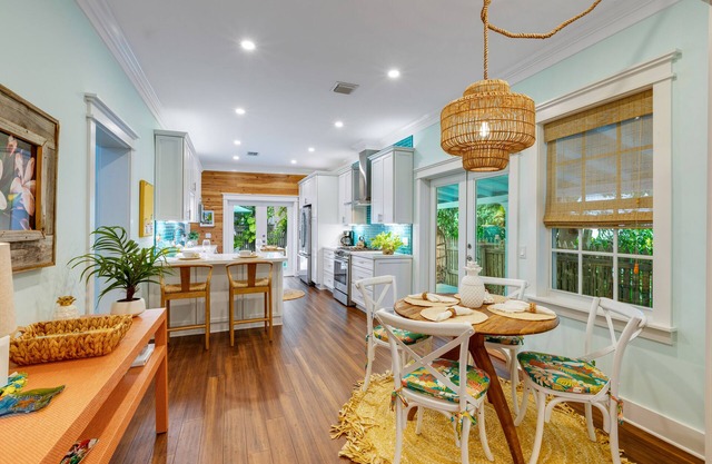 "PINEAPPLE BREEZE" ~ ¡RECIENTEMENTE RENOVADO a su casa en The Meadows with Pool! "