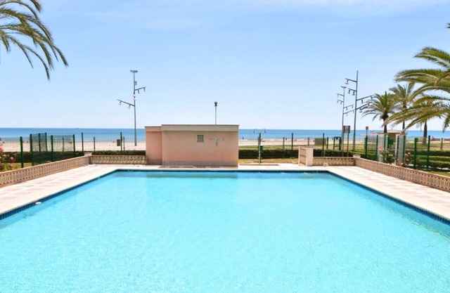 PINEDA 7 con piscina comunitaria, playa a 100m