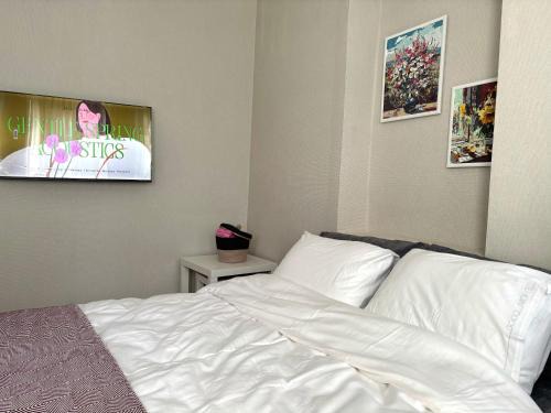 Pink House - Central Location by Seashore, Fiber Internet
