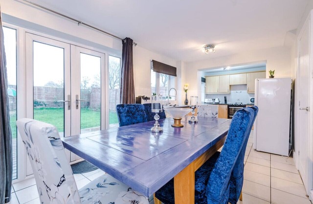 5 bedroom Platt House, FREE WiFi, Parking, Smart TV in all bedrooms!