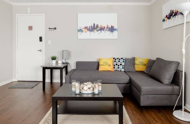 Plaza One Bedroom w/ in unit laundry & Gym/Pool