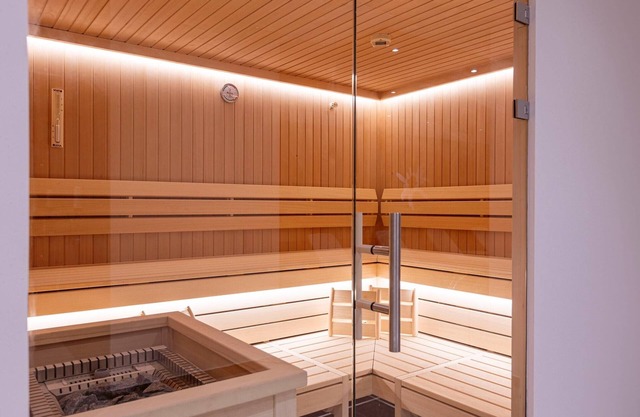 Agradable apartamento con sauna compartida.