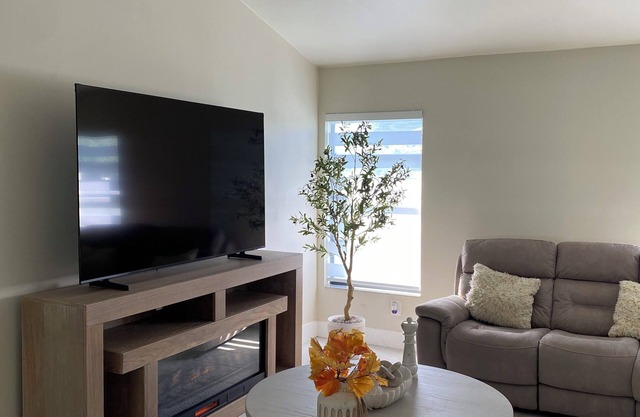 Pleasant beautiful and cozy 3-bedrooms 2 bathrooms entire house in Cape Coral.