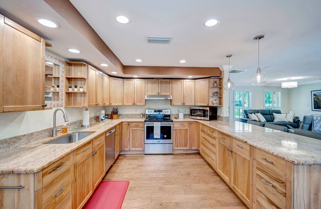 Pleasant retreat in Naples with enclosed yard, pool, & beach gear