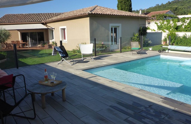 Villa agradable con piscina.
