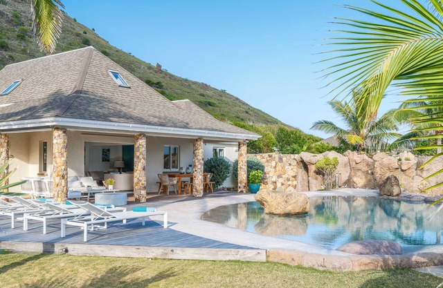 Hermosa piscina climatizada de estilo playero, a corta distancia a pie de la playa, hamacas, terraza grande, Wi-Fi gratis, aire acondicionado