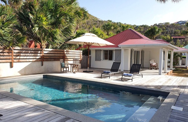 Frente a la playa, piscina privada, terraza grande, habitaciones en bungalows separados