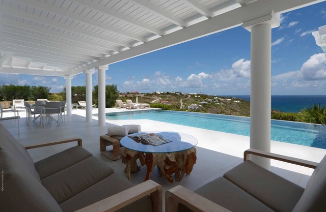 Villa de 3 dormitorios con impresionantes vistas del océano y la isla, piscina climatizada larga y cenador
