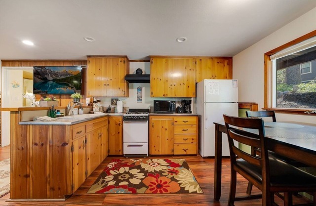 Ponderosa Paradise, GORGEOUS Studio W/ Private Entrance, Walk To Town