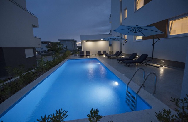 Pool Apartments & Rooms Mare