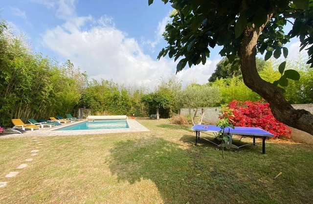 Piscina, playa a pie, billar, futbolín, ping-pong, barbacoa...