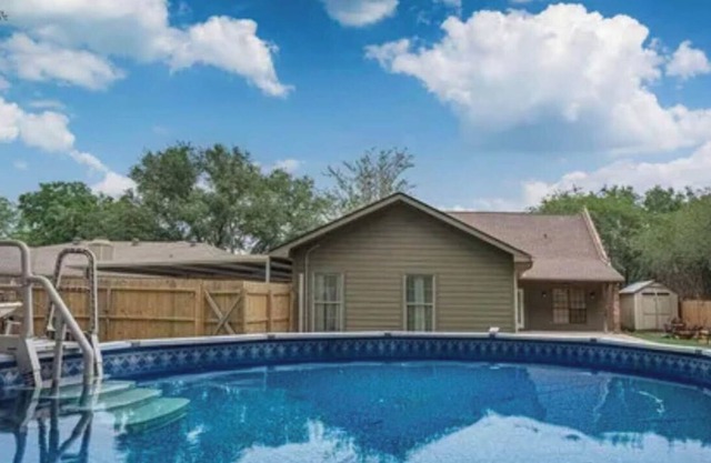 Amplio estilo de Nueva Orleans con piscina y chimenea.