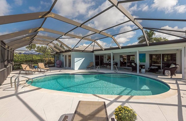 Pool Home Lake View en Park Shore Naples Paseo a la playa y tiendas junto al agua