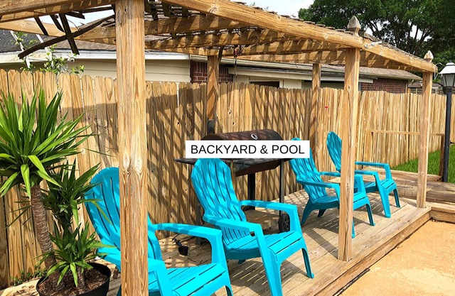 Pool House- 9 Beds in Tomball 30 Minutes from Downtown
