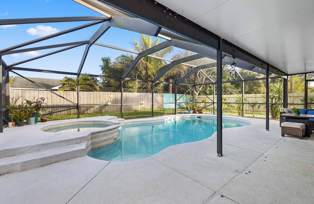Pool House w/ Fireplace, BBQ Grill, WIFI, Cable, and EV Charger-20 min to Beach