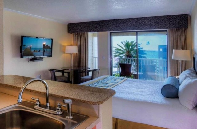 Pool View Balcony! Unit w/ Kitchen! Pool, Parking, Near Henry B. Plant Museum!