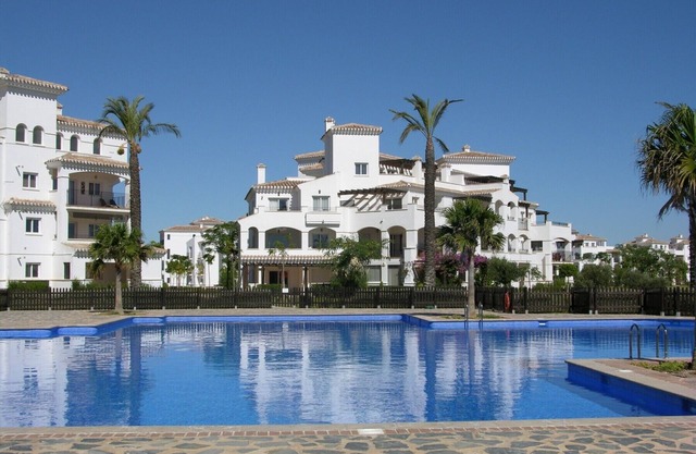 Apartamento familiar vistas a la piscina, wifi gratis, tv satélite, parking