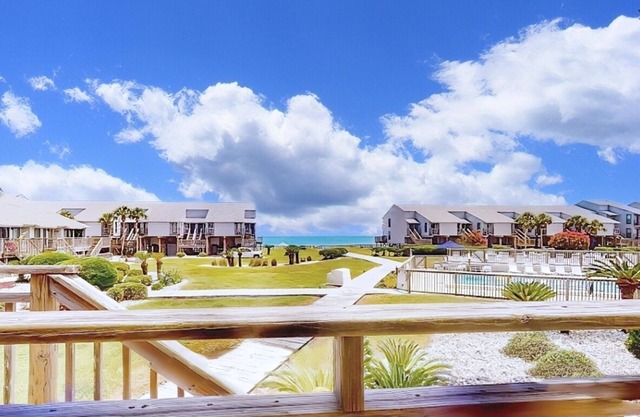 Poolside dog-friendly townhouse with partial Gulf views, on-site pool & grills
