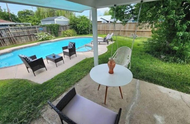 Poolside Oasis & Private Hot Tub