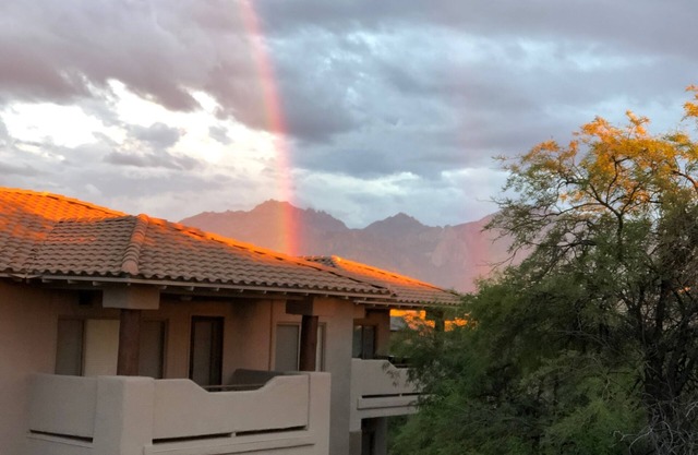 Solo empaca tu traje de baño y palos de golf: ¡disfruta de la vida de resort en Oro Valley!