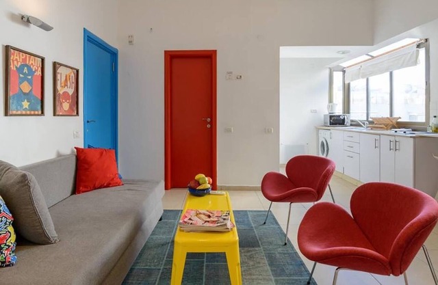 Pop art spacious apartment on ben yehuda