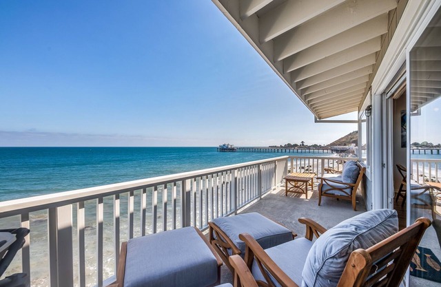 Porpoise - Beachfront Penthouse on Dry Sandy Carbon Beach