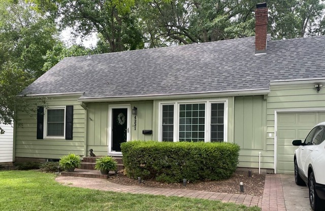 Prairie Village house walking distance to shops