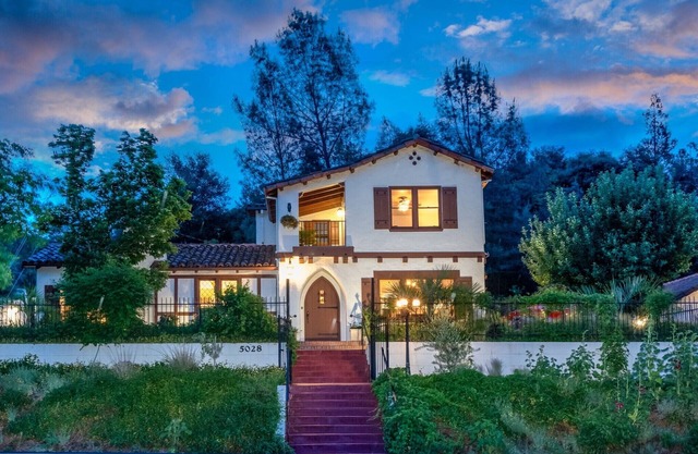 Premier Town Villa en el área de Yosemite con jacuzzi, patios y cancha deportiva