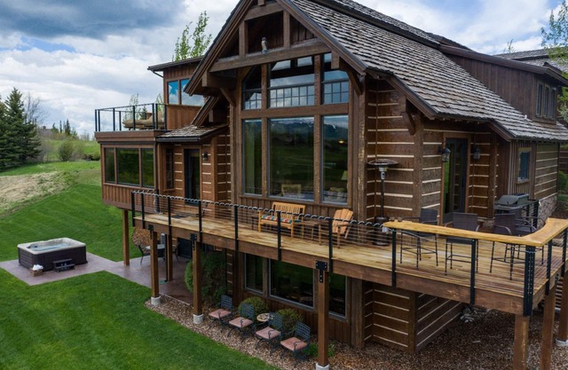 ¡Casa de troncos premium frente al lago con impresionantes vistas y exquisitos acabados!
