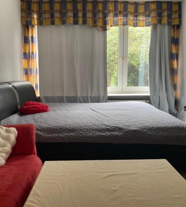 Premium Ruhiges ganzes Apartment 90 m 2 Schlafzimmer große Küche Wohnzimmer