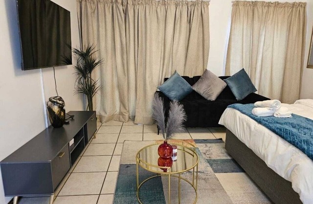 Premium Studio Apartment In The Fabulous Lonehill /fourways, Sandton With WiFi