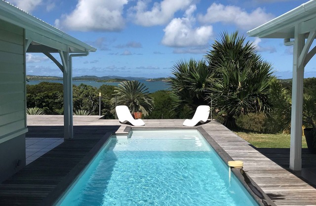 DISEÑO DE VILLA EN EL CABO FRANCISCO CON VISTA PANORÁMICA SOBRE EL LAGÓN Y LOS ILETS