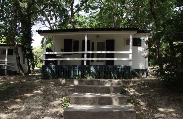 pretty chalet for 4 in a 5***** campsite