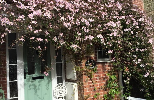 BONITA CASA EN EL CORAZÓN DE SHAFTESBURY CON APARCAMIENTO