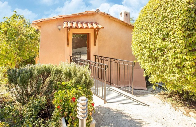 Acogedora casa de vacaciones en Berre-les-Alpes con terraza