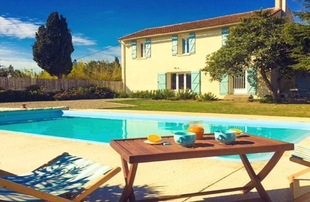 Bonita casa antigua, en dominio con jardín cerrado con árboles y piscina privada.