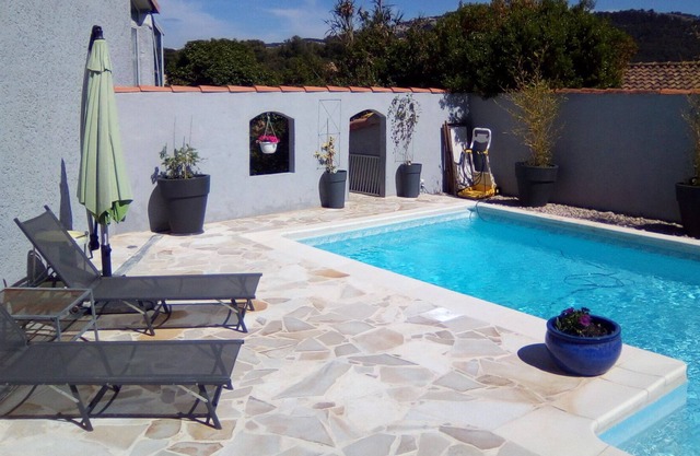 Bonita villa con piscina, entre el mar y las colinas