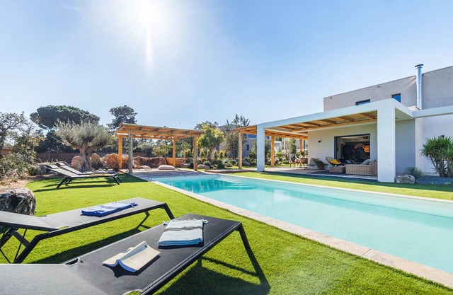 Pretty villa with heated swimming pool, near beach!