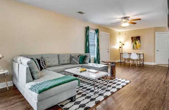 PRIME Location! Gated NOLA Apt! Great for Groups!