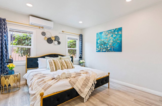 Prime location Private entry 3bed 2bath Close to DT Alhambra Kingsize Bed! 1